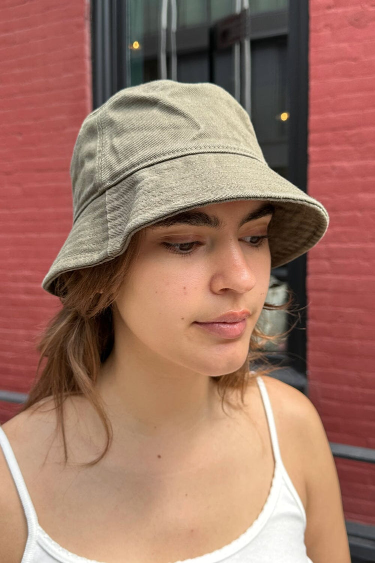 Brandy Melville Essential | Bucket Hat